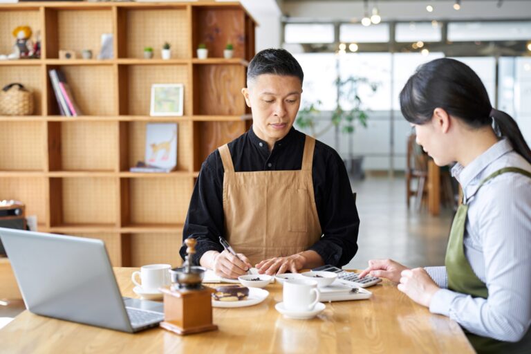 商品の原価を計算する経営者